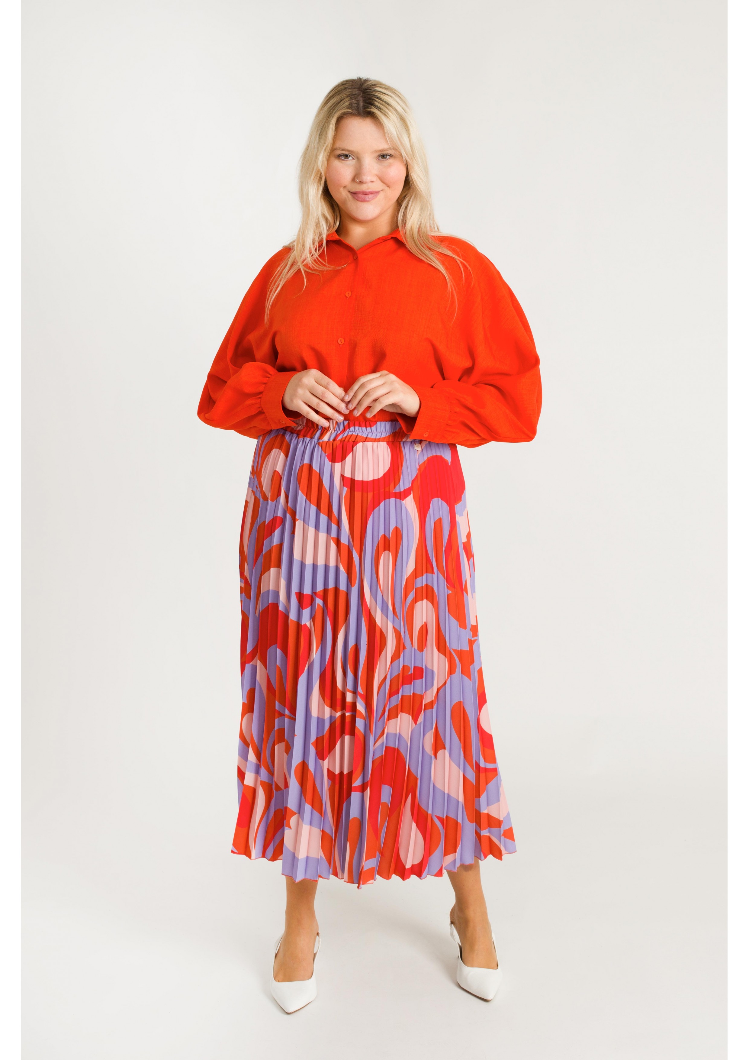 Knee-length pleated skirt...