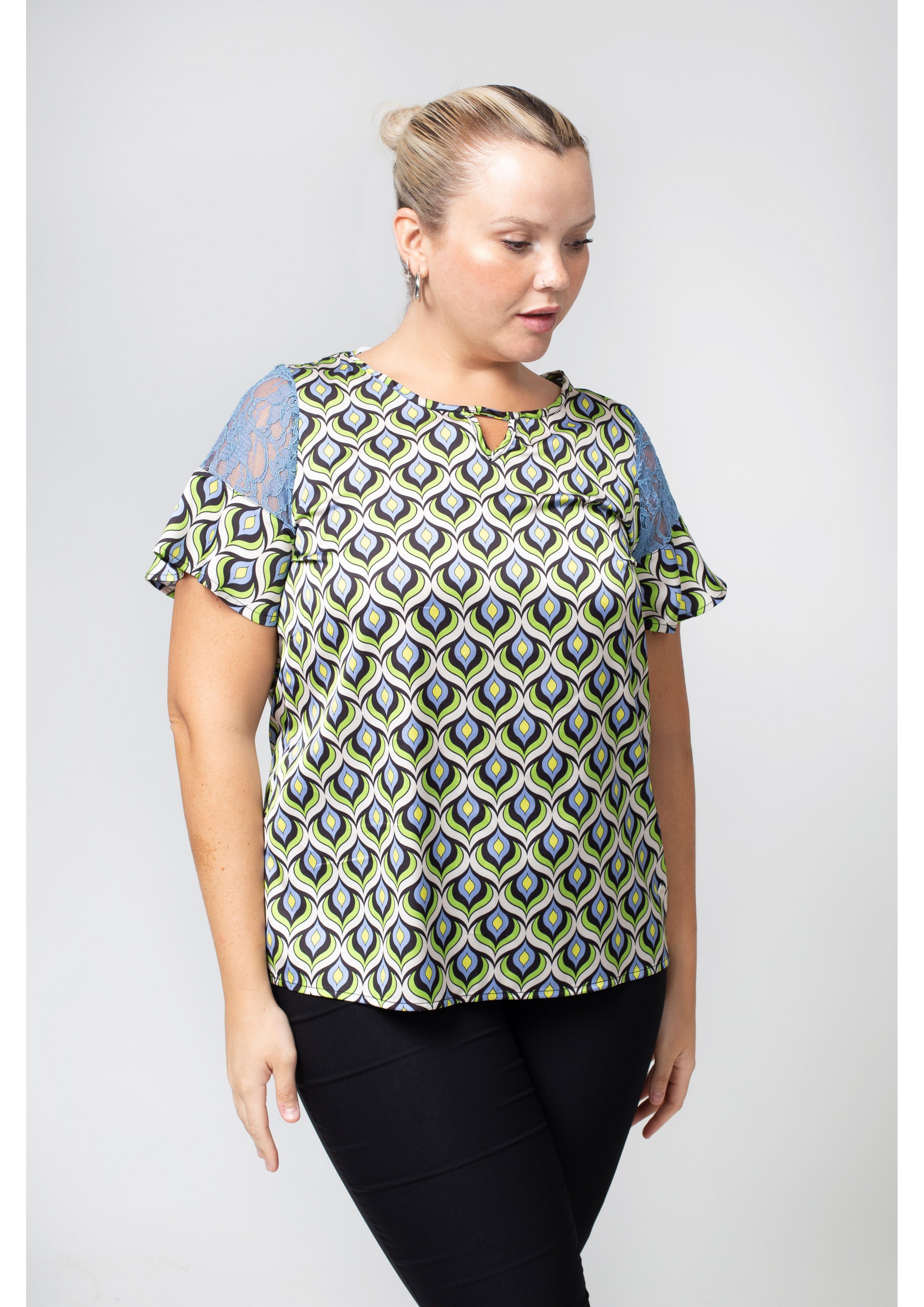 Blouse in fine fabric...