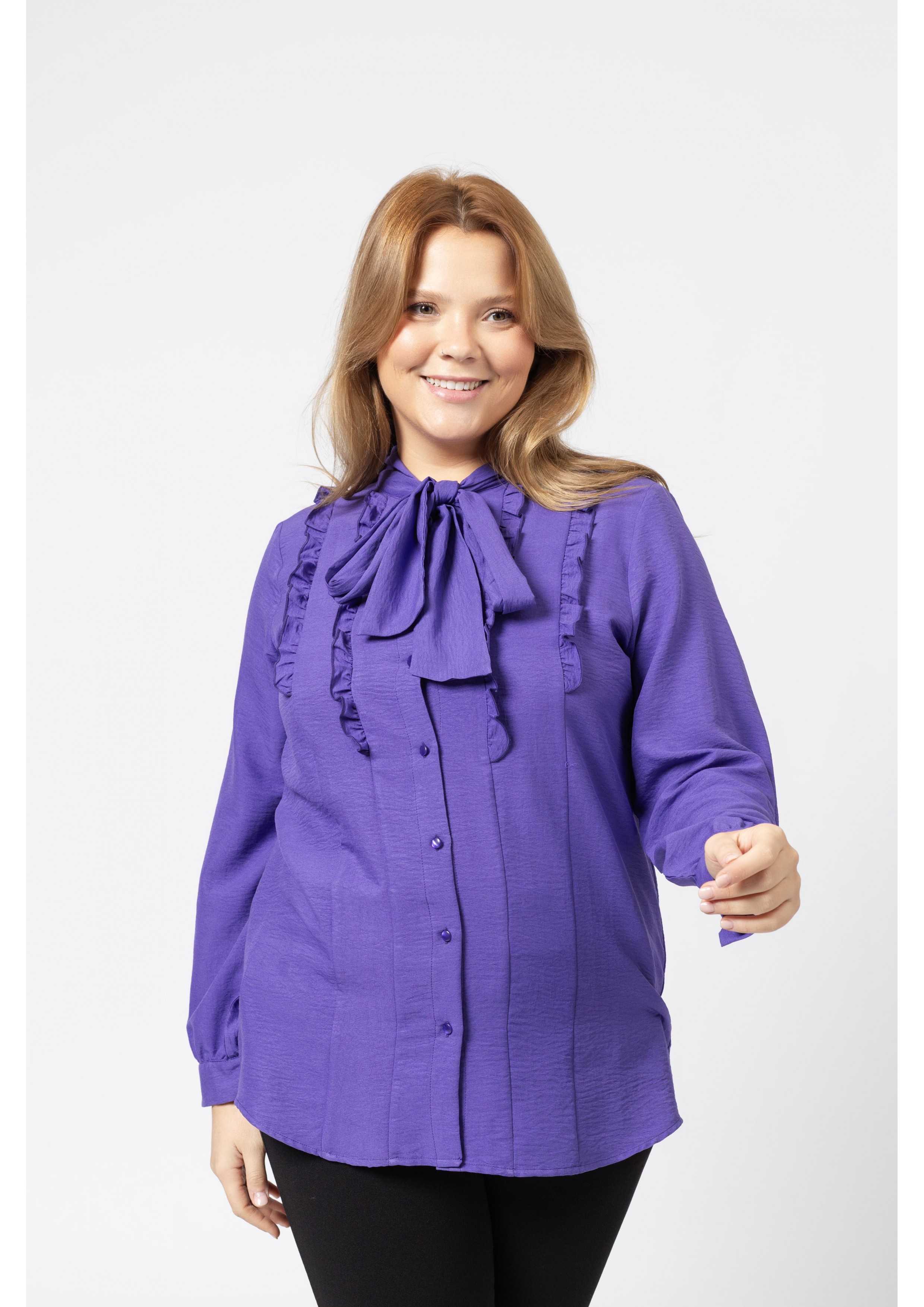 Blouse in plain fabric...