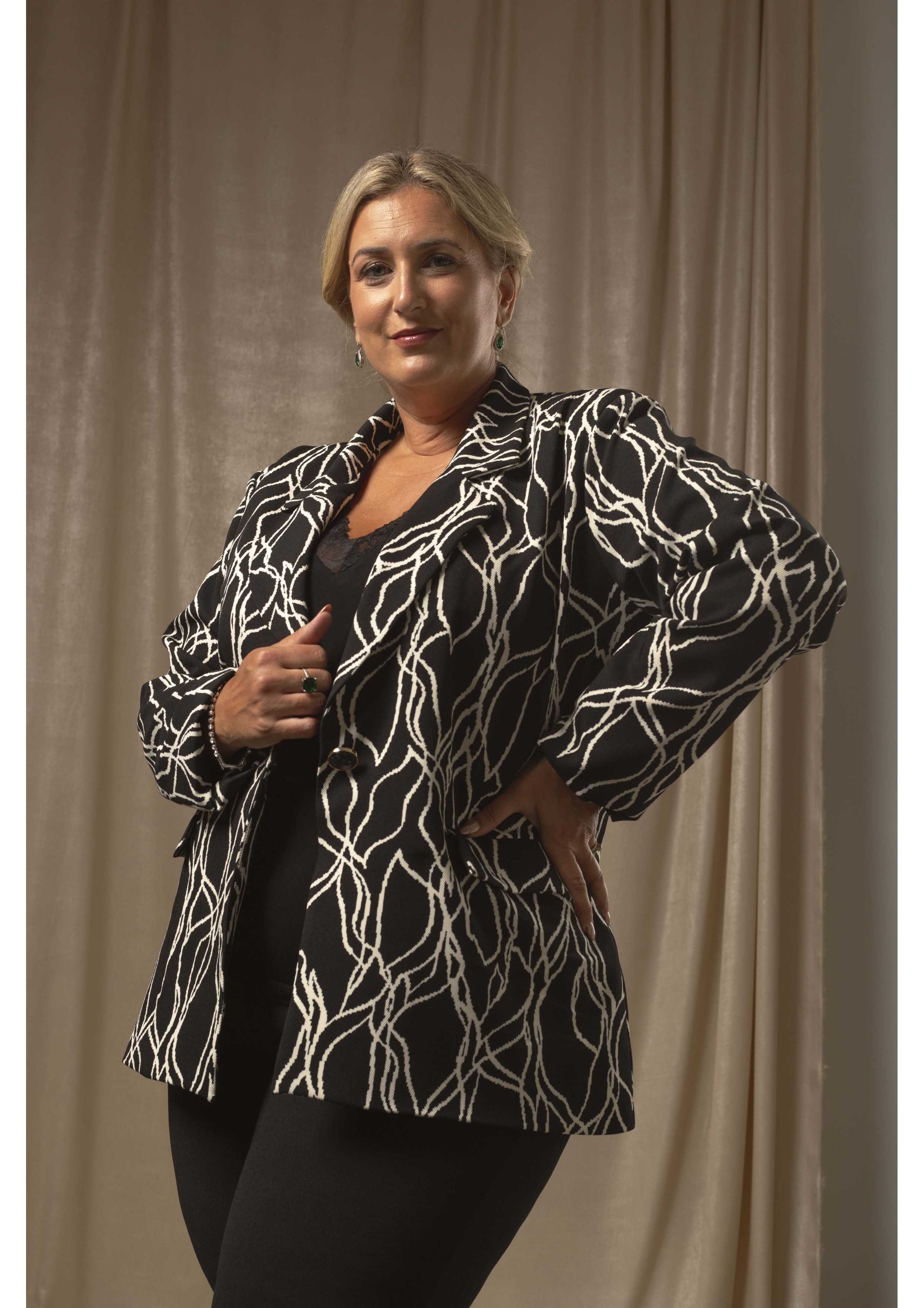 Blazer de tela estampada...